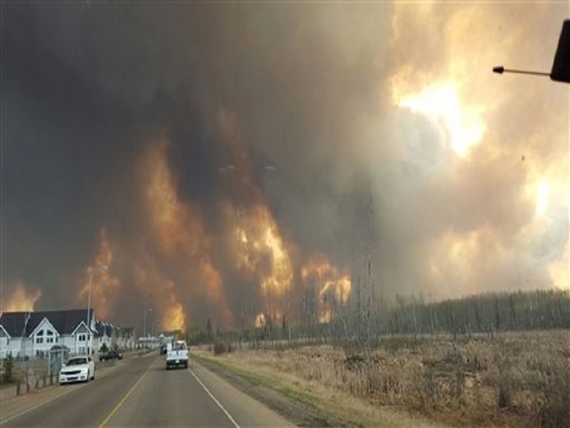 Wildfires cause chaos in Canada oil sands town