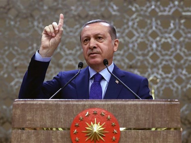 Explosion hits vehicle in Istanbul