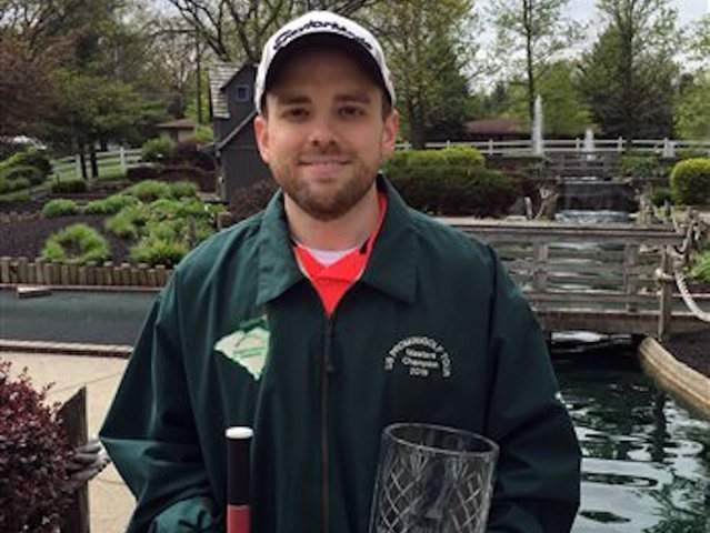 Man tries to make money playing mini golf