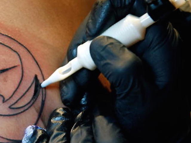 Cool dad tattoos his head to match his son's cancer scar