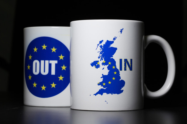 As leave side takes lead in EU vote, pound hits 31-year low