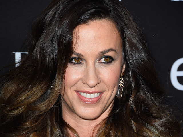 Alanis Morissette posts pregnant, nude photo