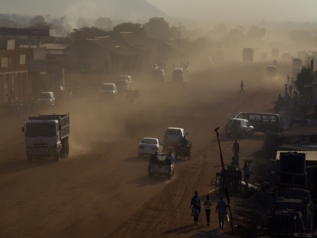 Heavy arms fire rocks South Sudan capital, many casualties