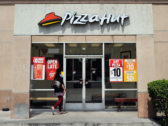 Pizza Hut to accept orders via Facebook, Twitter
