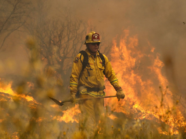 Infographics: Wildfires currently burning by acres burned