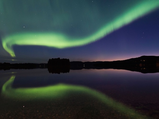 City shuts off street lights so residents can view Northern Lights