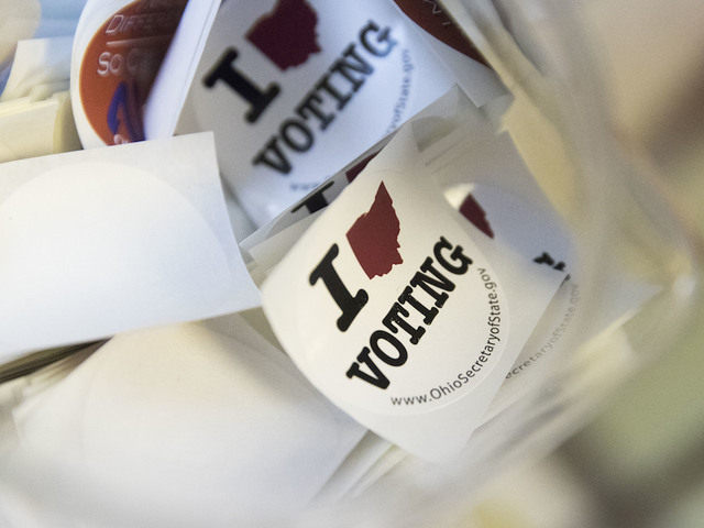 Early voting data: Strengths for Trump, Clinton