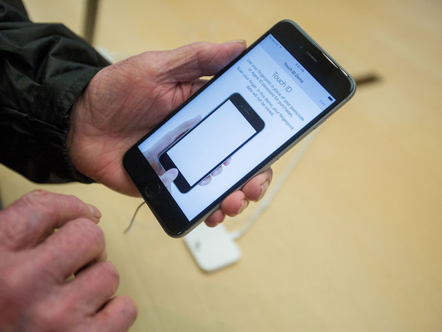 Apple working to fix iPhone 6 glitch