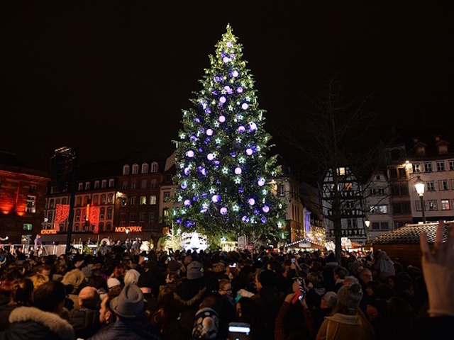 Town's holiday lights in flux over code violations