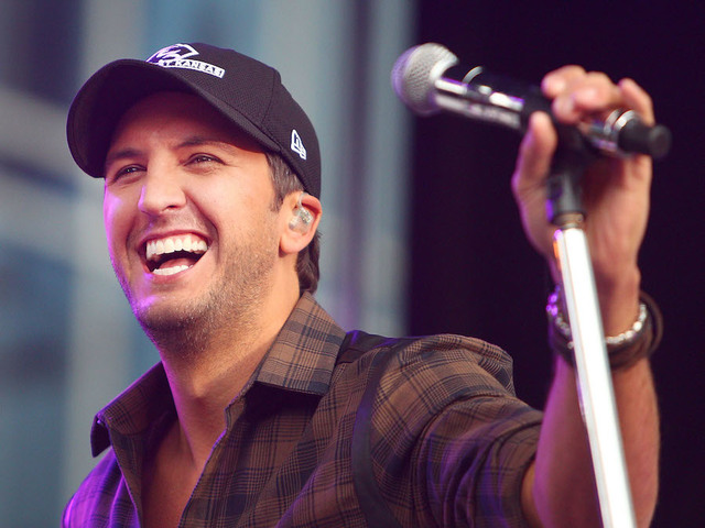 Luke Bryan responds to video that shows him swinging at fan