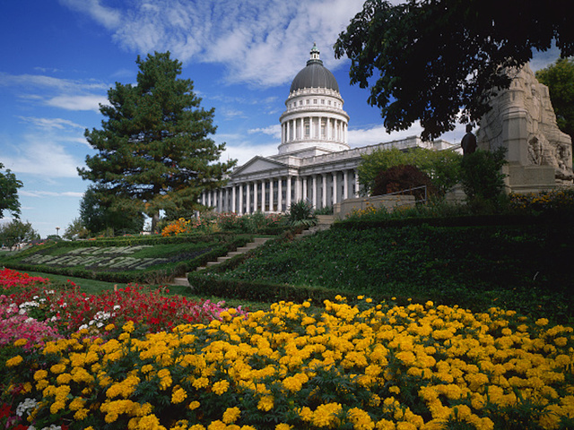 New Utah bigamy law passes state Senate after 'Sister Wives' suit