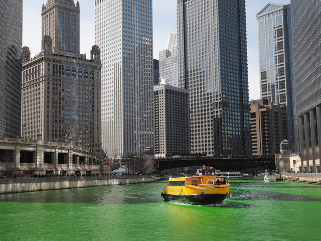 Video shows Chicago River turn green for St. Patrick's Day