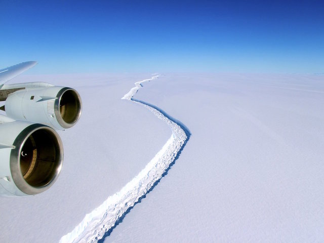 Giant sheet of ice close to breaking away from Antarctica
