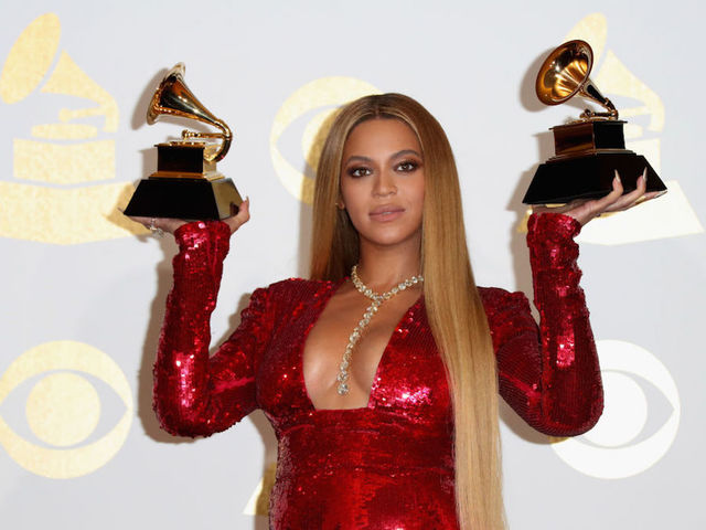 Beyonce surprises Colin Kaepernick with award