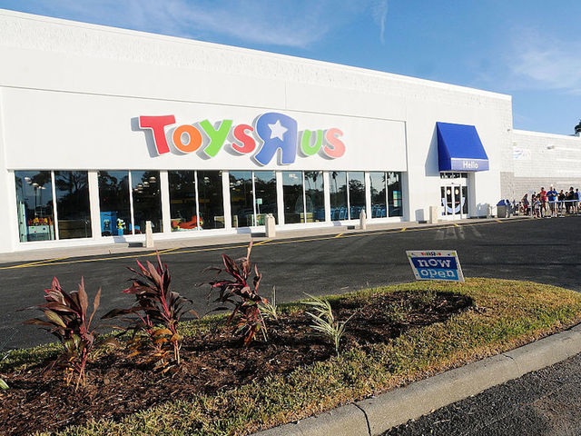 Toys R Us could file for bankruptcy just weeks before the holiday shopping season