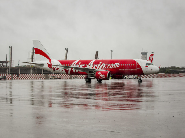 AirAsia staff accused of 'screaming' as flight plummets 20,000 feet