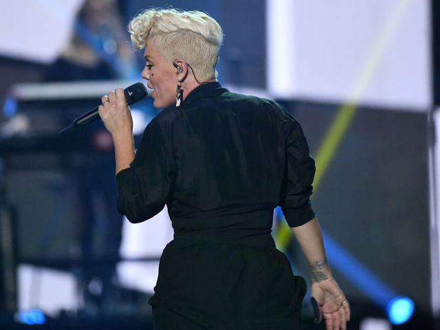 AMAs kick off Sunday with Kelly Clarkson, Pink performing together for first time