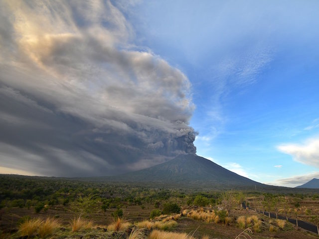 Volcano sends Bali residents scurrying to safety, shuts down flights