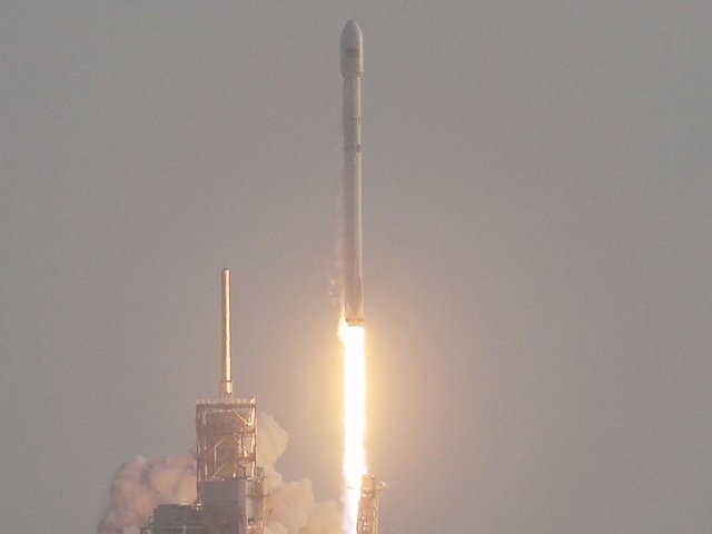 SpaceX blasts its first broadband satellites into orbit SpaceX blasts its first broadband satellites into orbit