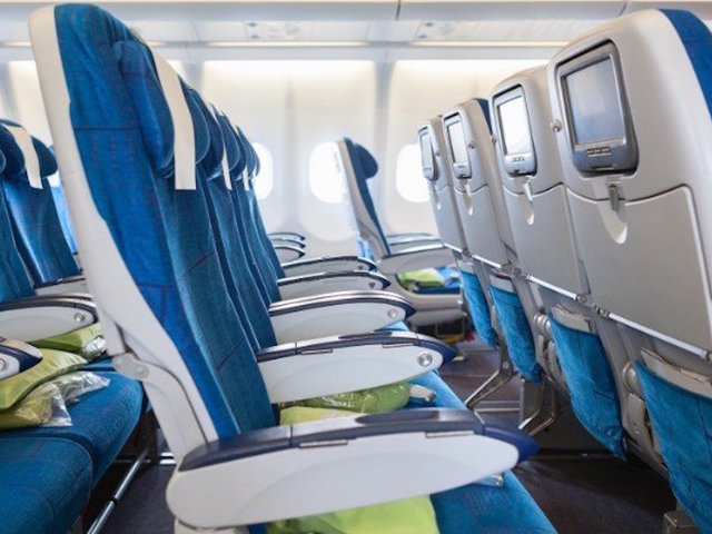 'Everyone on the plane threw up': Plane has problems landing in nor'easter