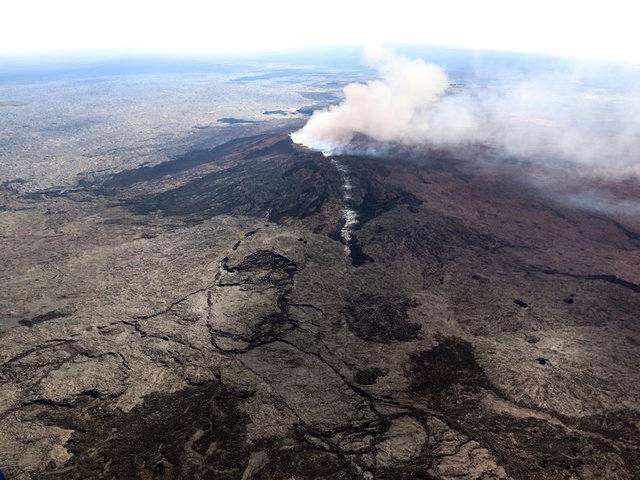 18th fissure opens and lava bombs fly as Kilauea volcano's eruption shows no sign of slowing down