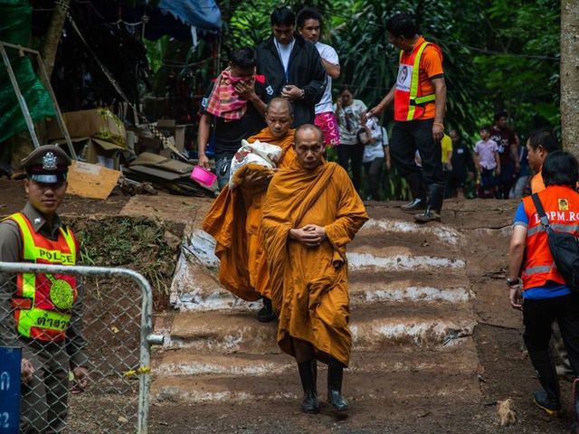 Thai cave rescue: Storm clouds pressure rescuers to get boys out