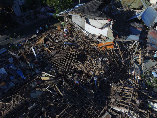 Lombok earthquake death toll rises to 105 amid search for survivors