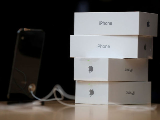 25 iPhones stolen from SanTan Village shopping center, police say