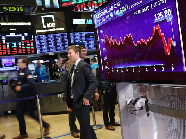 Dow falls 300 points, dragged down by more Apple woes