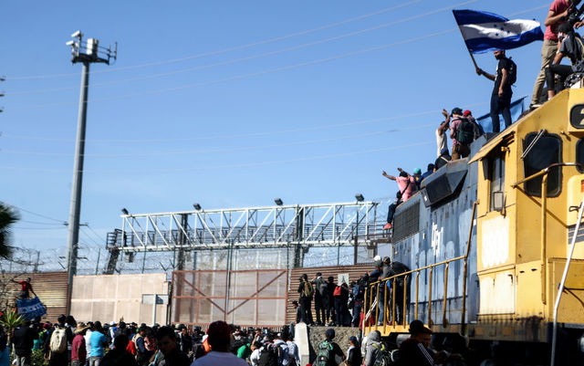 Migrants converge on Tijuana-San Diego border
